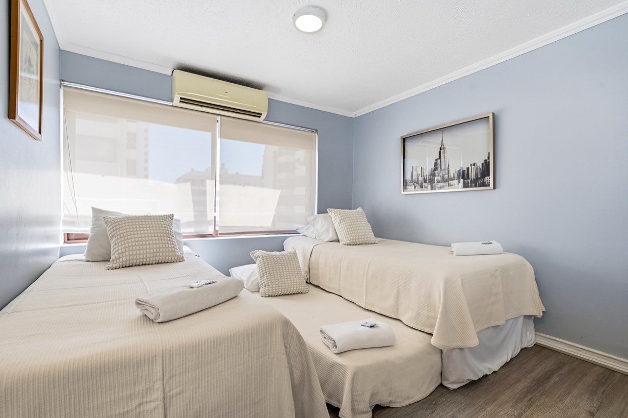 Dormitorio con dos camas individuales - Suite 1001 Suites Vitacura