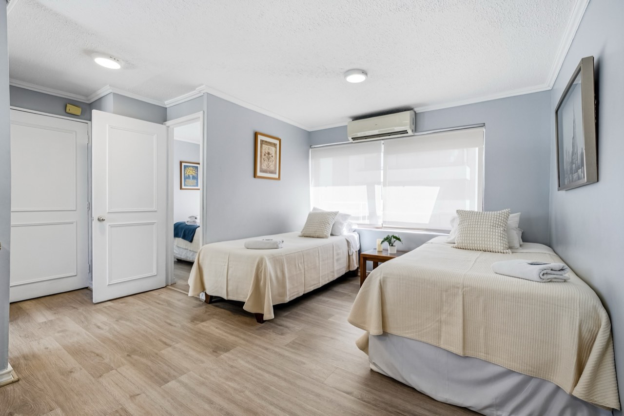 Dormitorio doble vista amplia - Suite 1001 Suites Vitacura