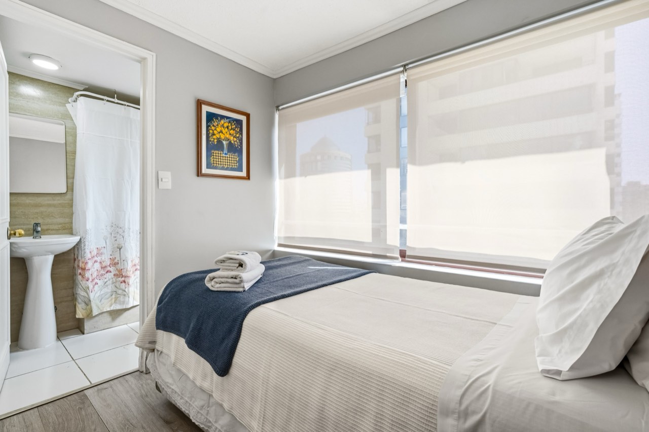 Dormitorio con baño en suite - Suite 1001 Suites Vitacura