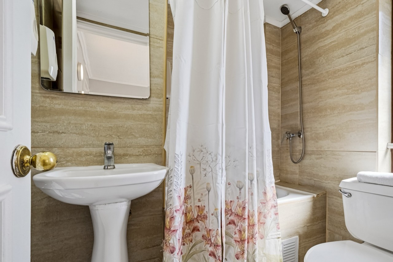 Baño con ducha y cortina - Suite 1001 Suites Vitacura