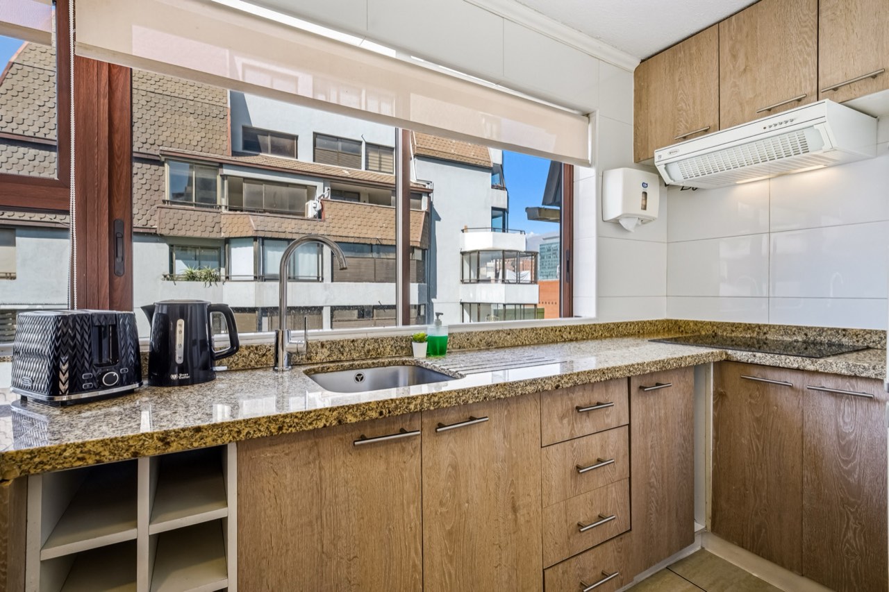 Cocina con electrodomésticos y gabinetes - Suite 1001 Suites Vitacura