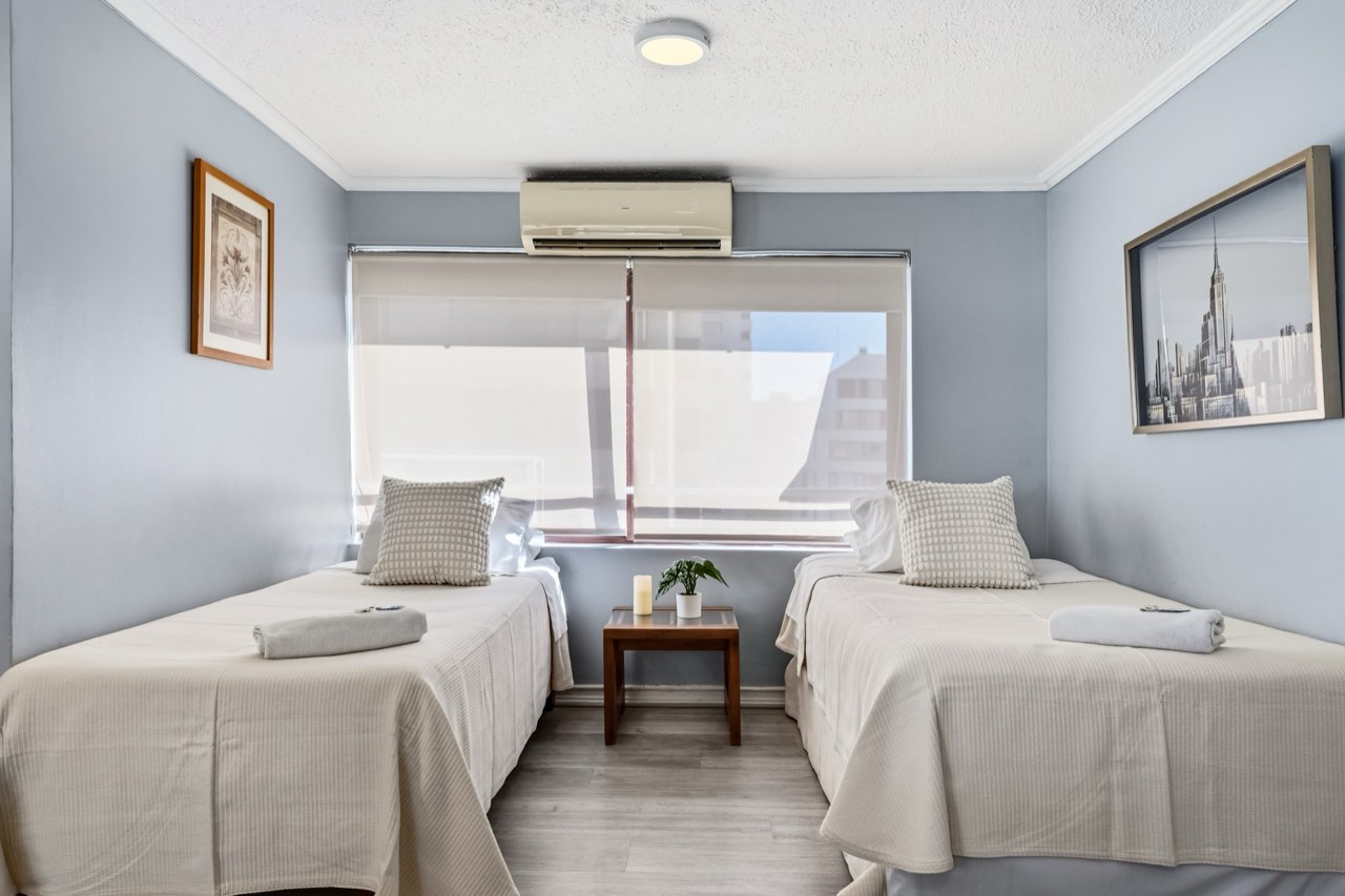 Dormitorio doble con decoración moderna - Suite 1001 Suites Vitacura