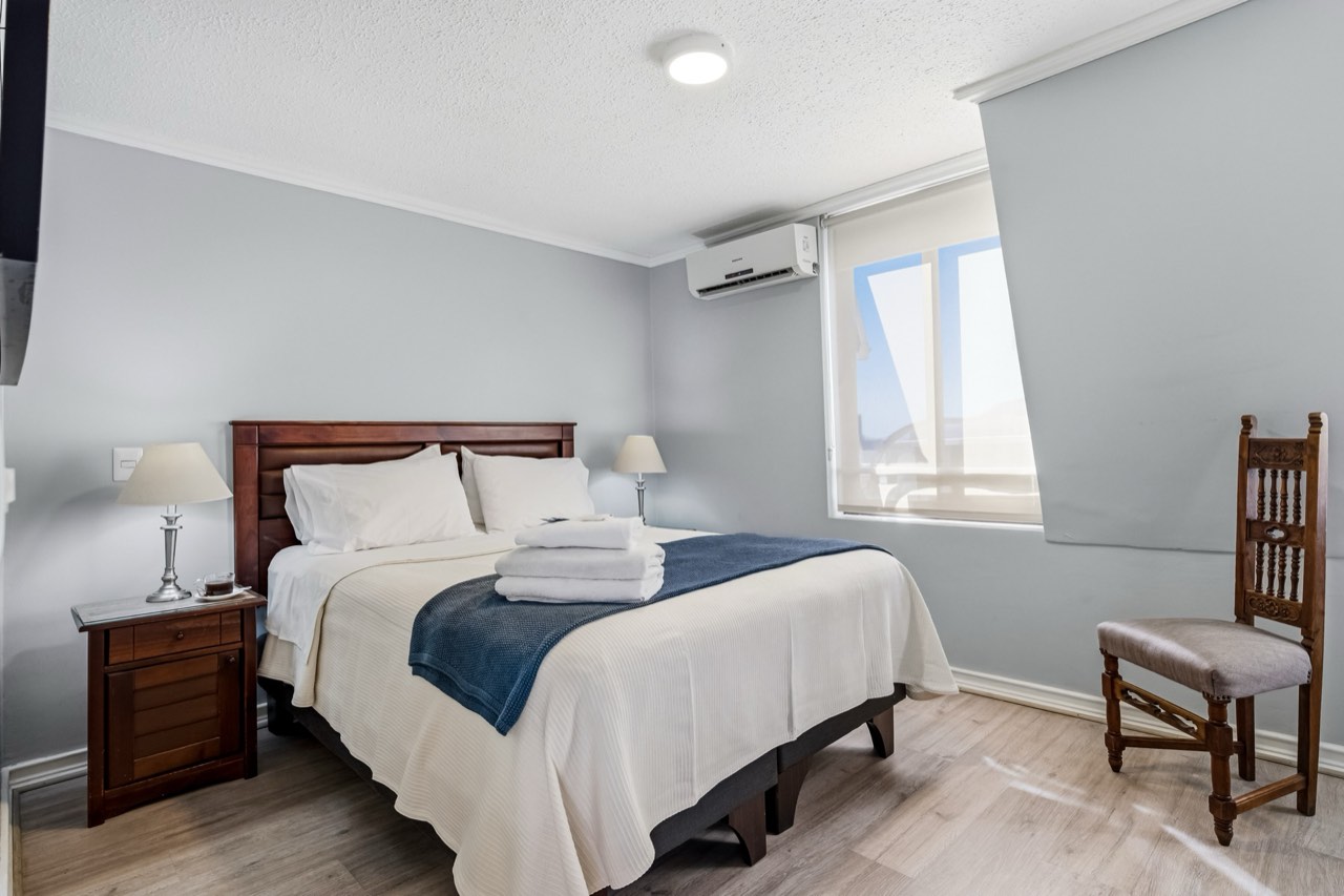Dormitorio principal con cama matrimonial - Suite 1001 Suites Vitacura