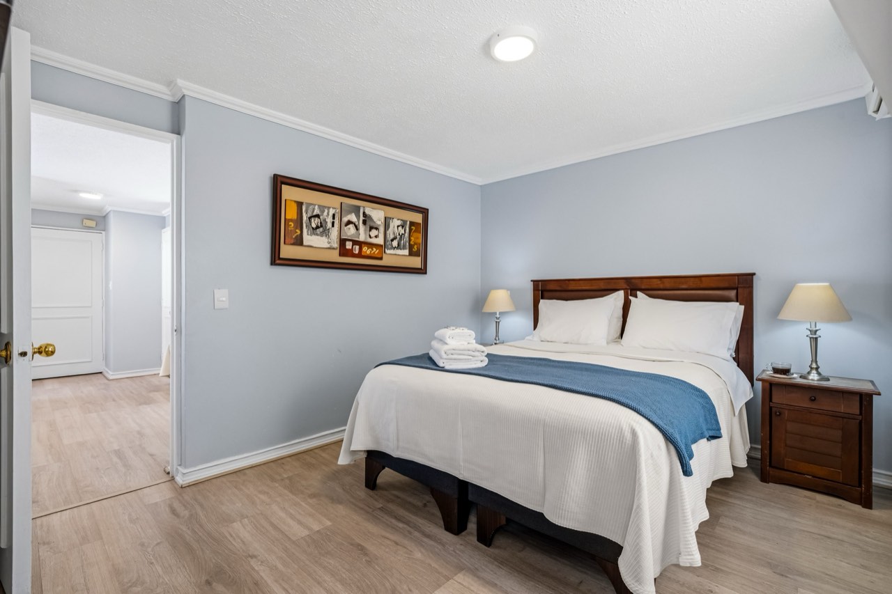 Dormitorio principal amplio con decoración elegante - Suite 1001 Suites Vitacura
