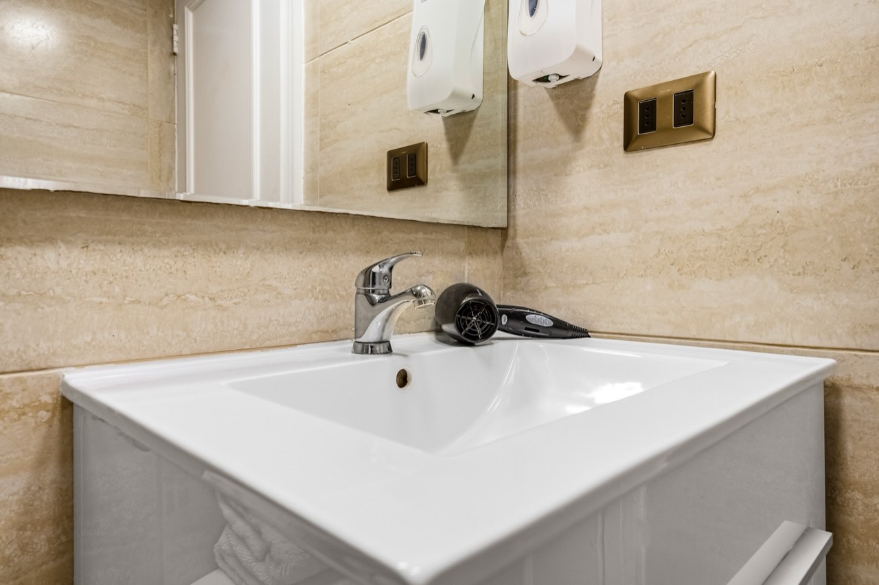 Lavamanos con espejo y secador de pelo - Suite 1001 Suites Vitacura