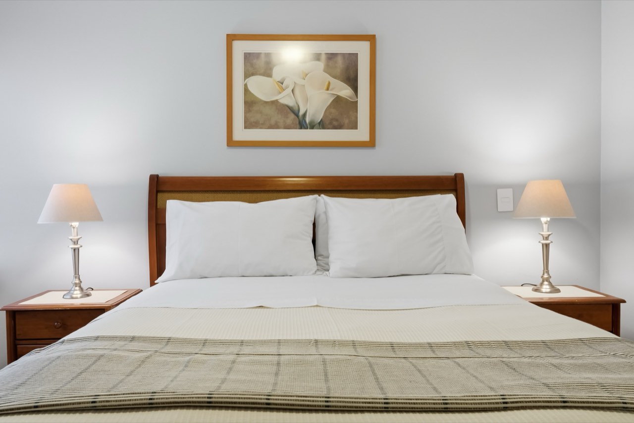 Detalle de cabecera con cuadros decorativos - Suite 106 Suites Vitacura