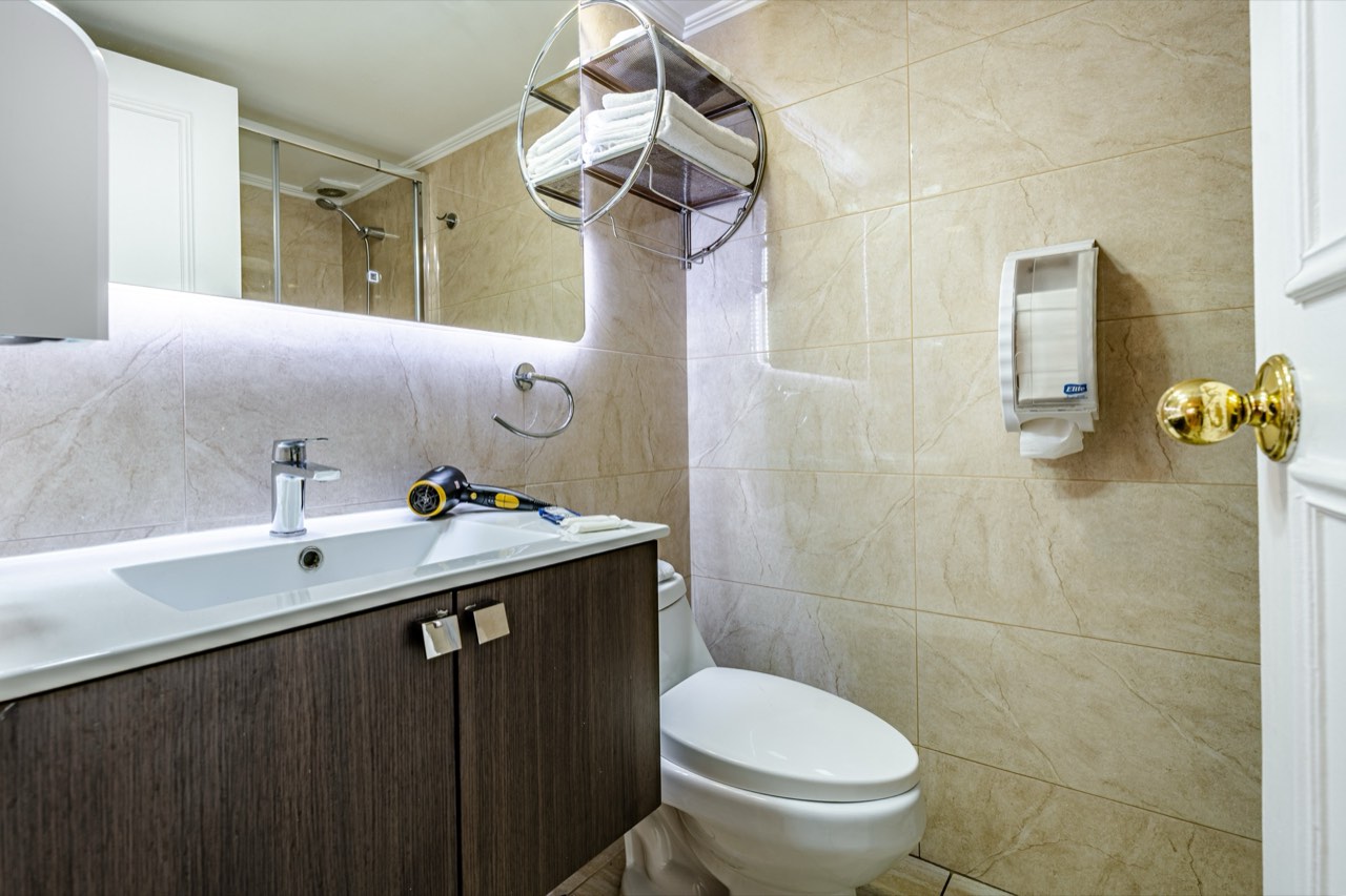 Baño completo con vanitorio y toallas - Suite 106 Suites Vitacura