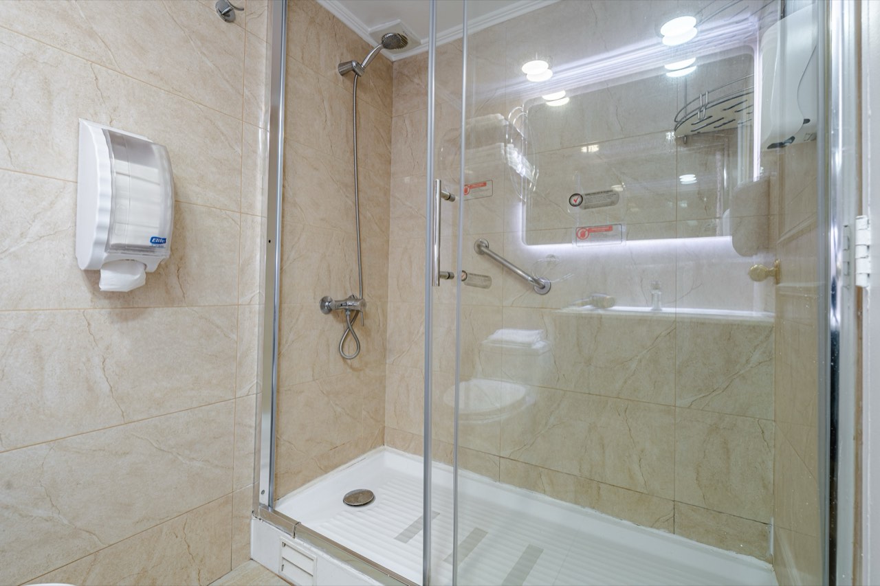 Ducha de vidrio con teleducha - Suite 106 Suites Vitacura