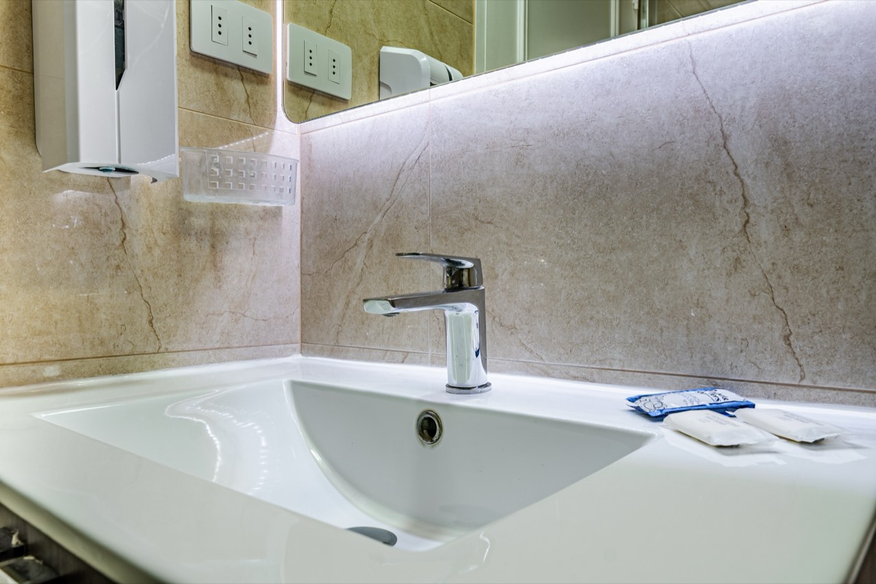 Lavamanos con amenidades - Suite 106 Suites Vitacura