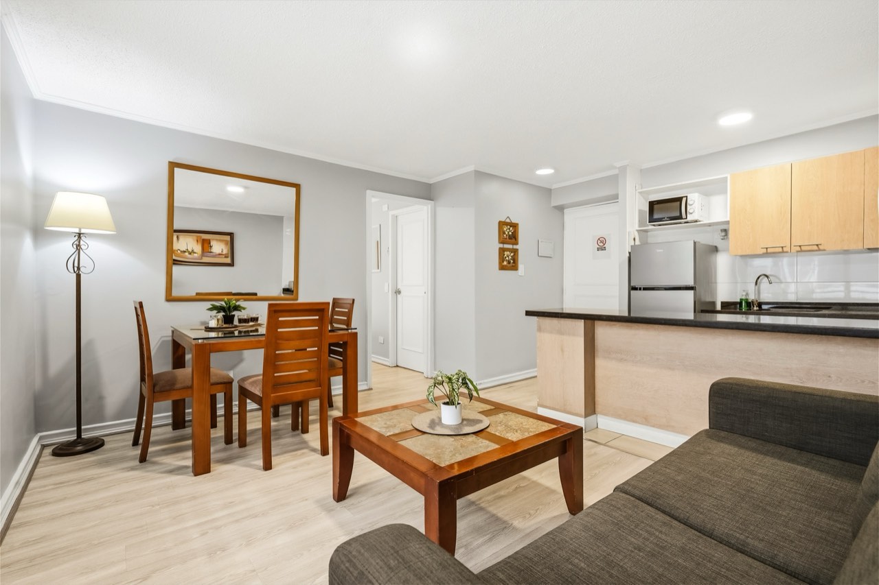 Living comedor con sofá y mesa de comedor - Suite 106 Suites Vitacura