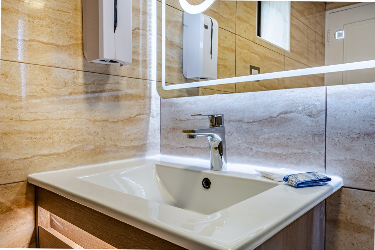 Baño con espejo iluminado LED - Suite 405 Suites Vitacura