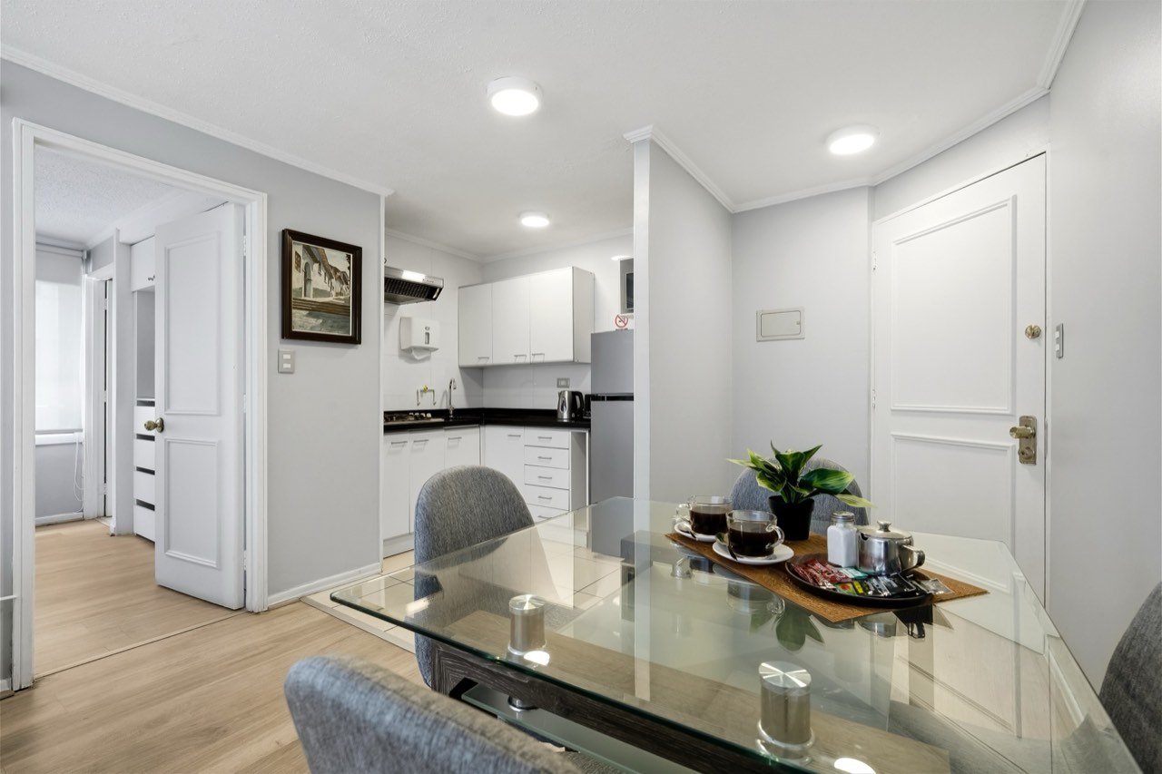 Comedor con vista a la cocina y entrada - Suite 405 Suites Vitacura