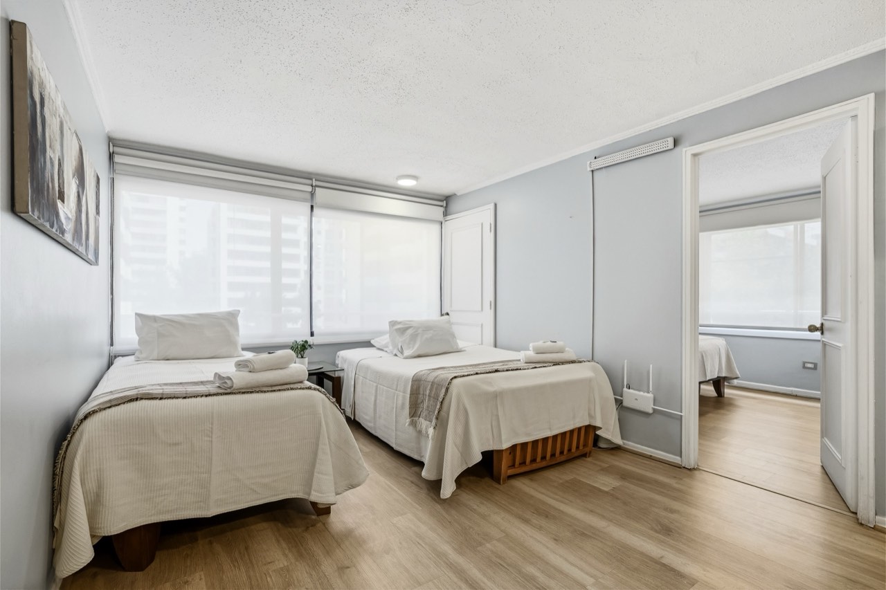 Cocina con refrigerador y microondas - Suite 405 Suites Vitacura