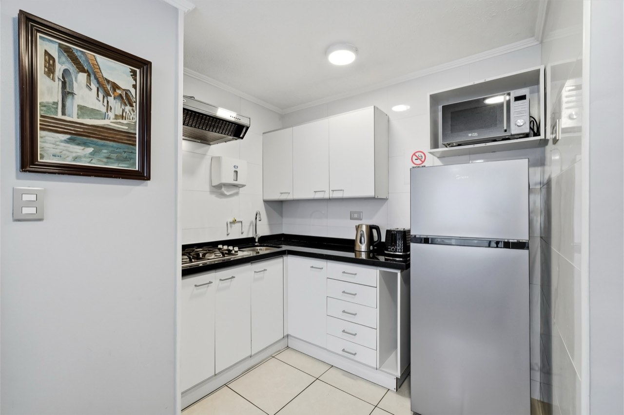 Habitación con dos camas individuales y ventana - Suite 405 Suites Vitacura