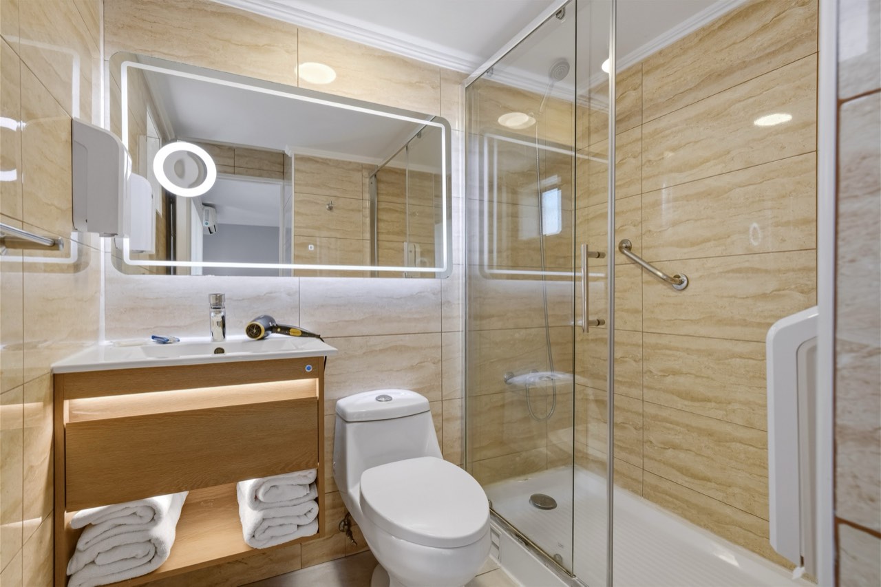 Baño moderno con ducha de vidrio - Suite 405 Suites Vitacura