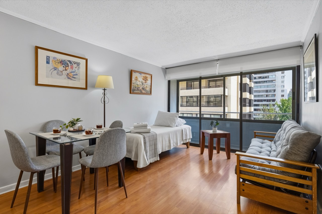 Living comedor con cama individual y mesa - Suite 605 Suites Vitacura