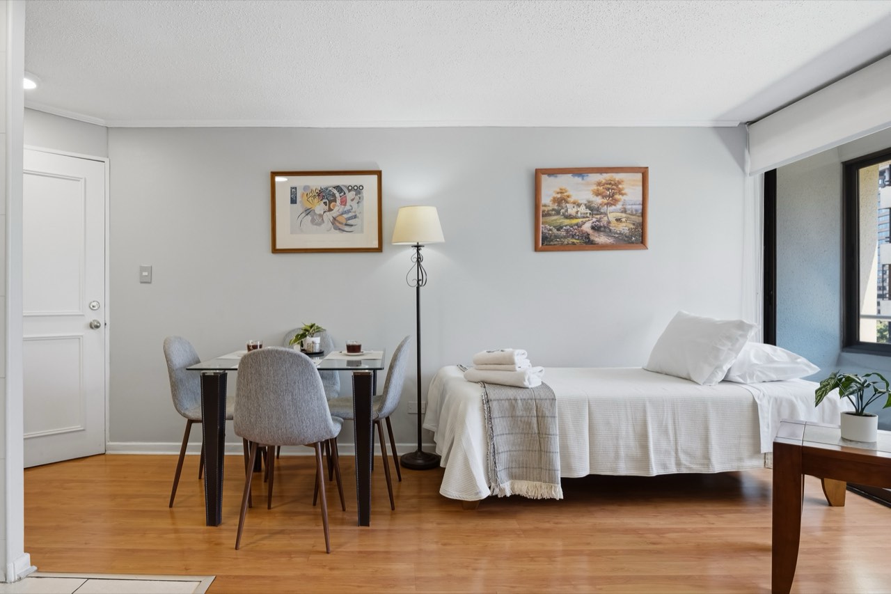 Comedor y cama con decoración moderna - Suite 605 Suites Vitacura
