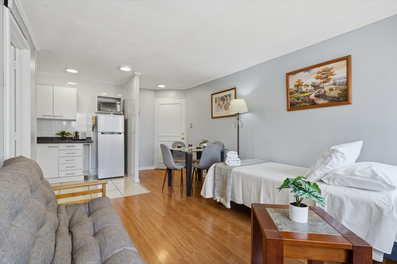 Vista completa del estudio con kitchenette - Suite 605 Suites Vitacura