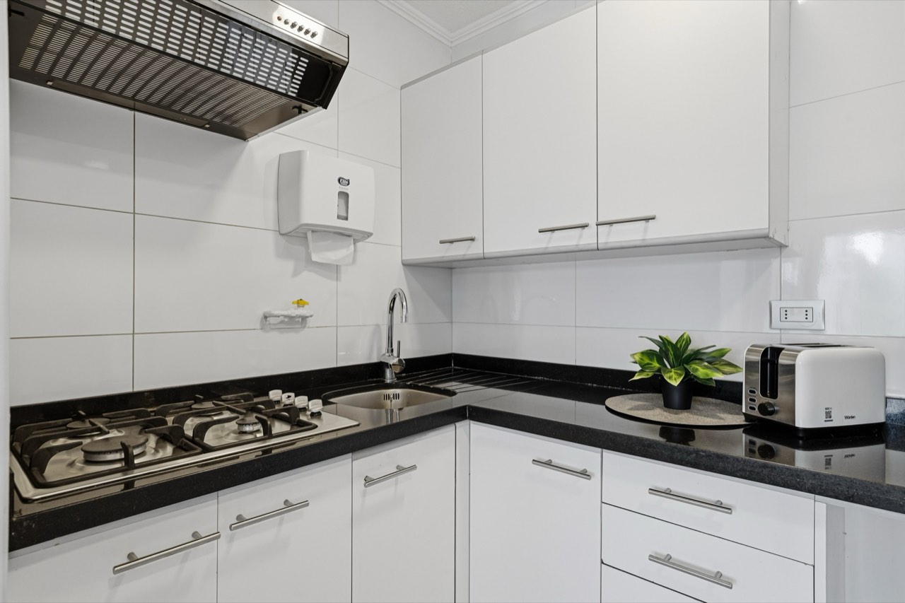 Cocina equipada con encimera a gas - Suite 605 Suites Vitacura