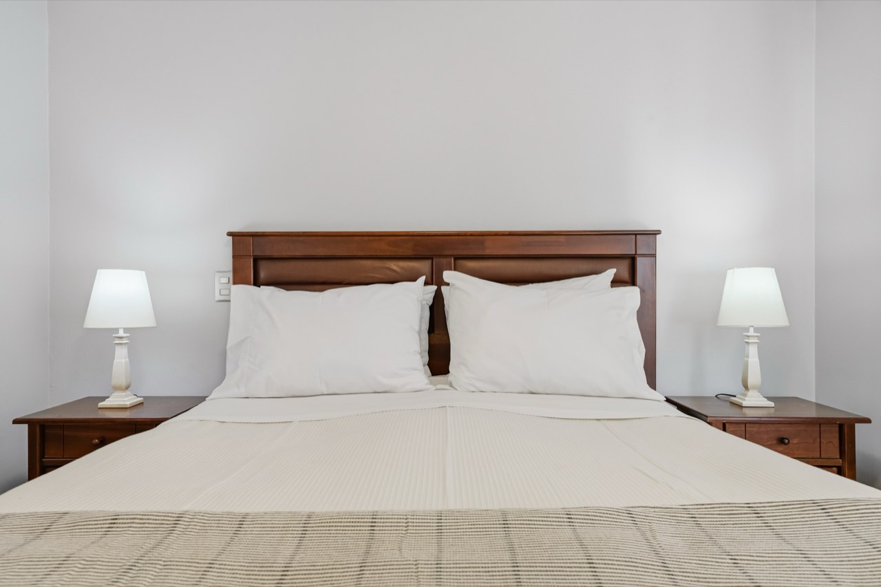 Detalle de cabecera con lámparas de velador - Suite 605 Suites Vitacura