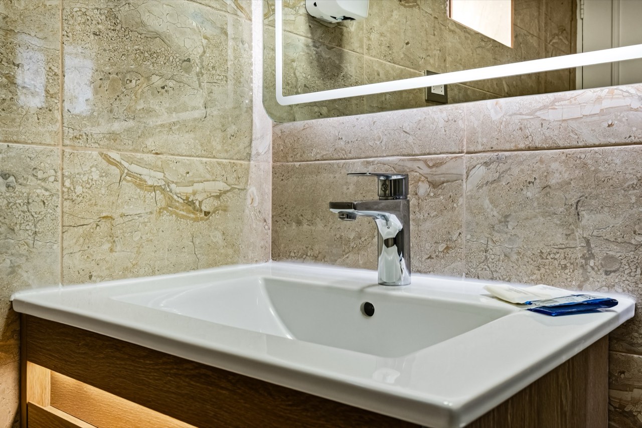 Lavamanos con detalle de grifería - Suite 605 Suites Vitacura