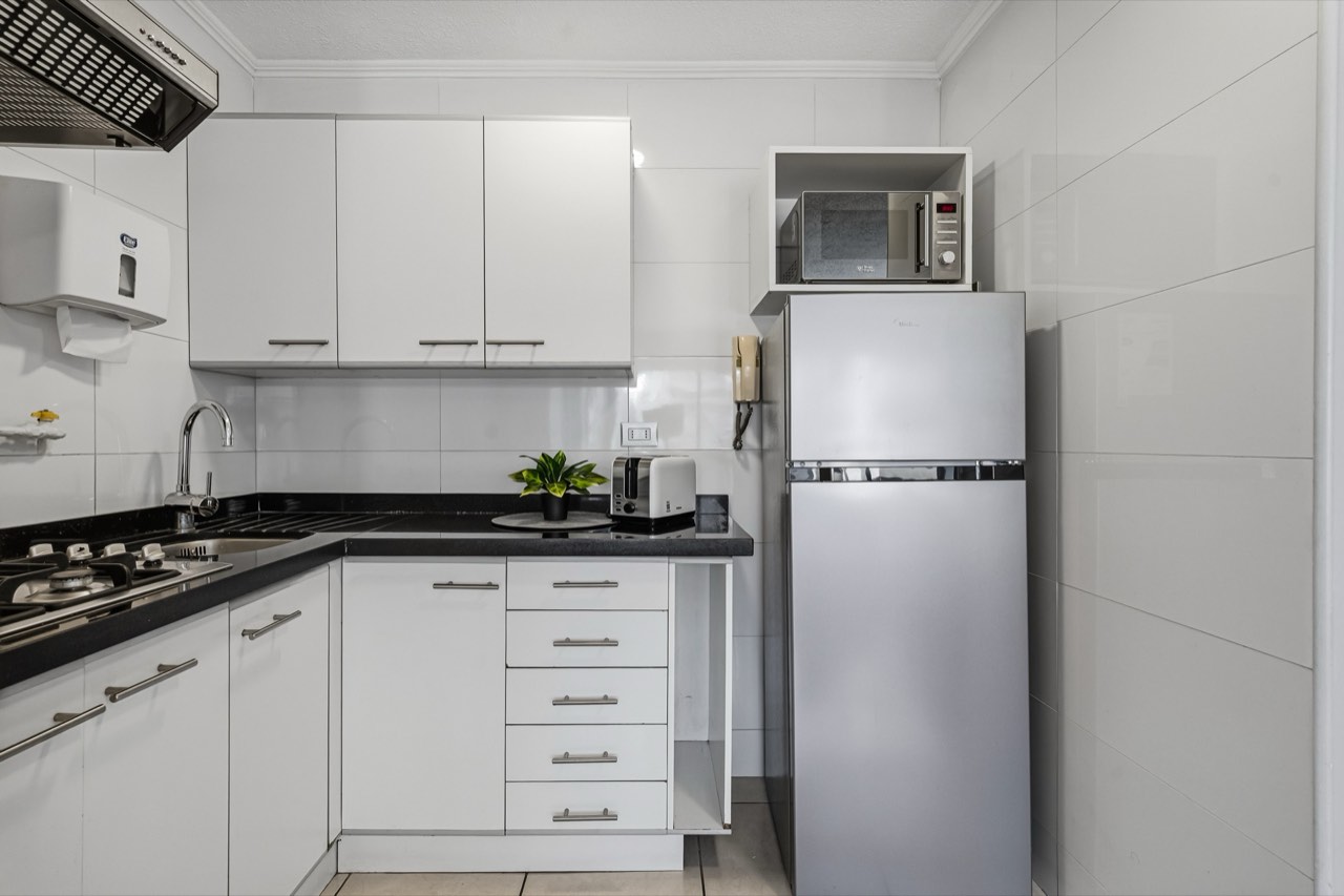 Cocina con refrigerador y microondas - Suite 605 Suites Vitacura