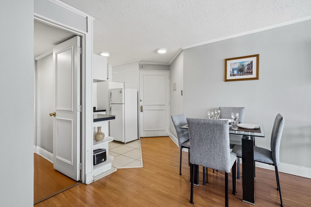 Comedor con vista a la cocina - Suite 701 Suites Vitacura