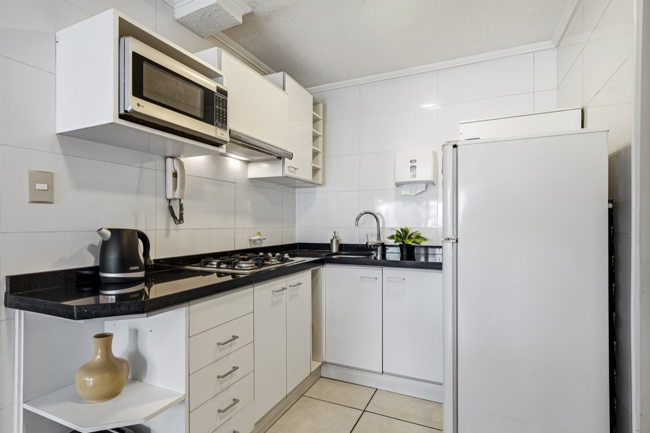Cocina equipada con encimera a gas - Suite 701 Suites Vitacura