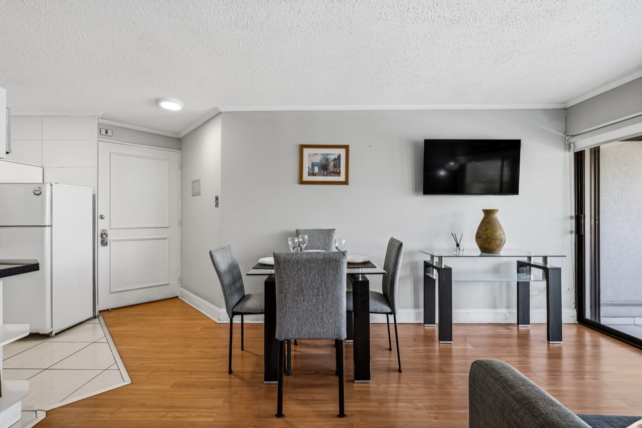 Comedor con TV y decoración moderna - Suite 701 Suites Vitacura