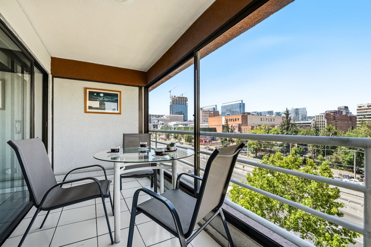 Balcón con terraza y vista al skyline de Santiago - Suite 701 Suites Vitacura