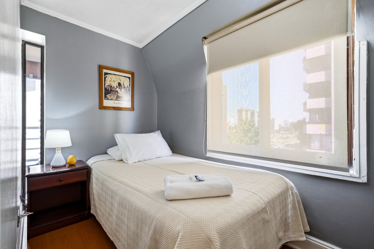 Dormitorio individual con cama - Suite 701 Suites Vitacura