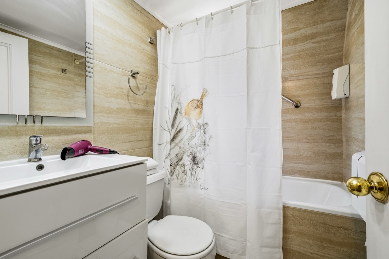 Baño con tina y mueble vanitorio - Suite 701 Suites Vitacura