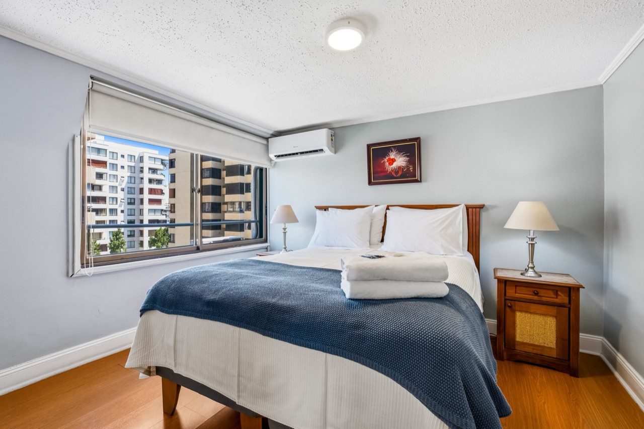 Dormitorio principal con cama matrimonial - Suite 701 Suites Vitacura