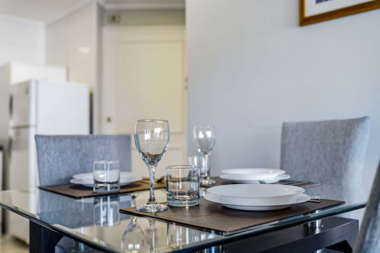 Comedor con cristalería y vajilla completa - Suite 701 Suites Vitacura