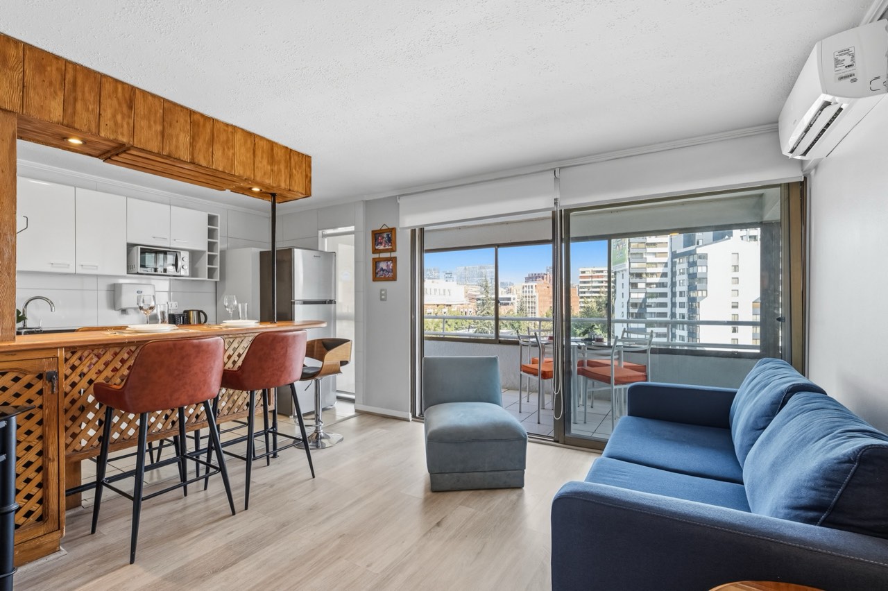 Living comedor de suite amoblada con cocina americana - Suites Vitacura