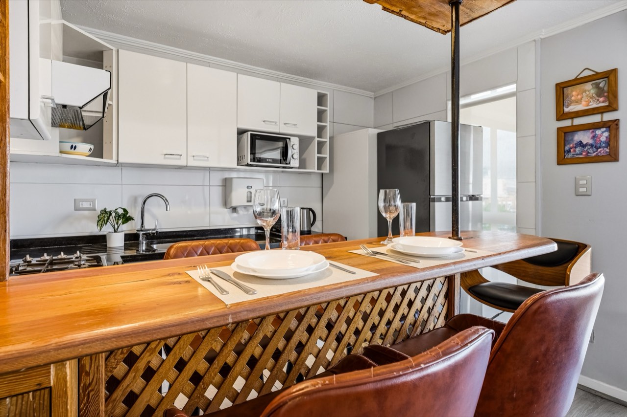 Cocina con barra y cubiertos - Suite 801 Suites Vitacura