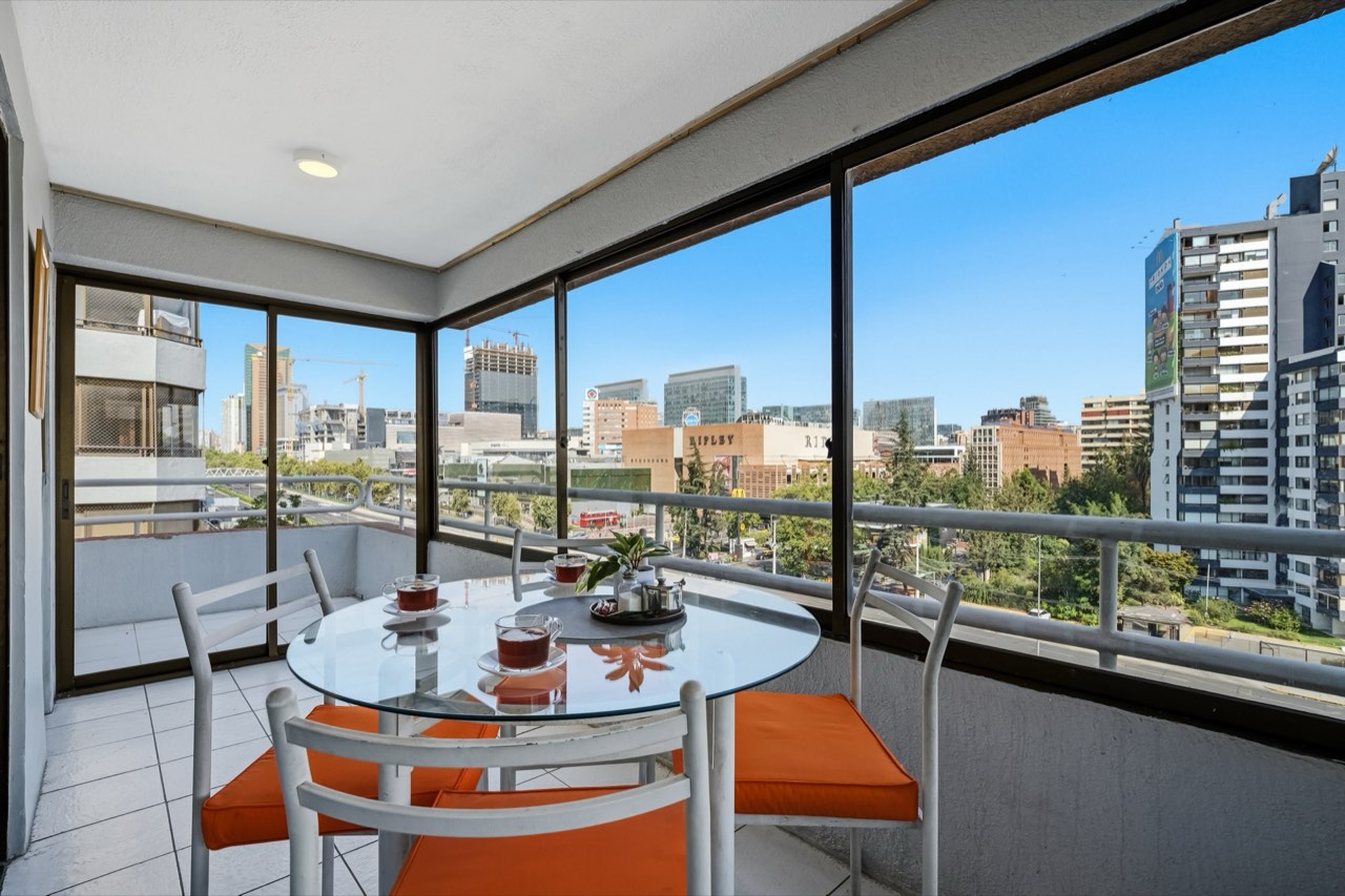 Balcón con mesa y vista a la ciudad - Suite 801 Suites Vitacura