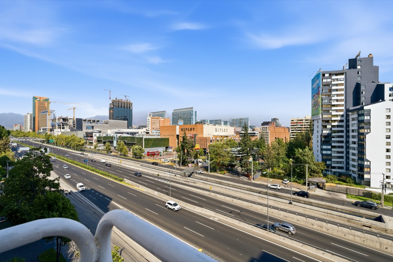 Vista de la ciudad y autopista desde el balcón - Suite 801 Suites Vitacura