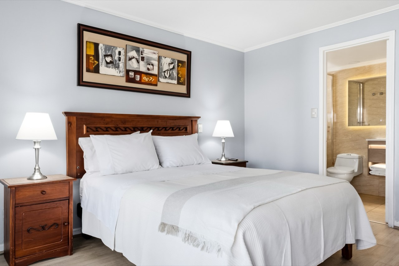 Dormitorio principal con cama matrimonial - Suite 801 Suites Vitacura