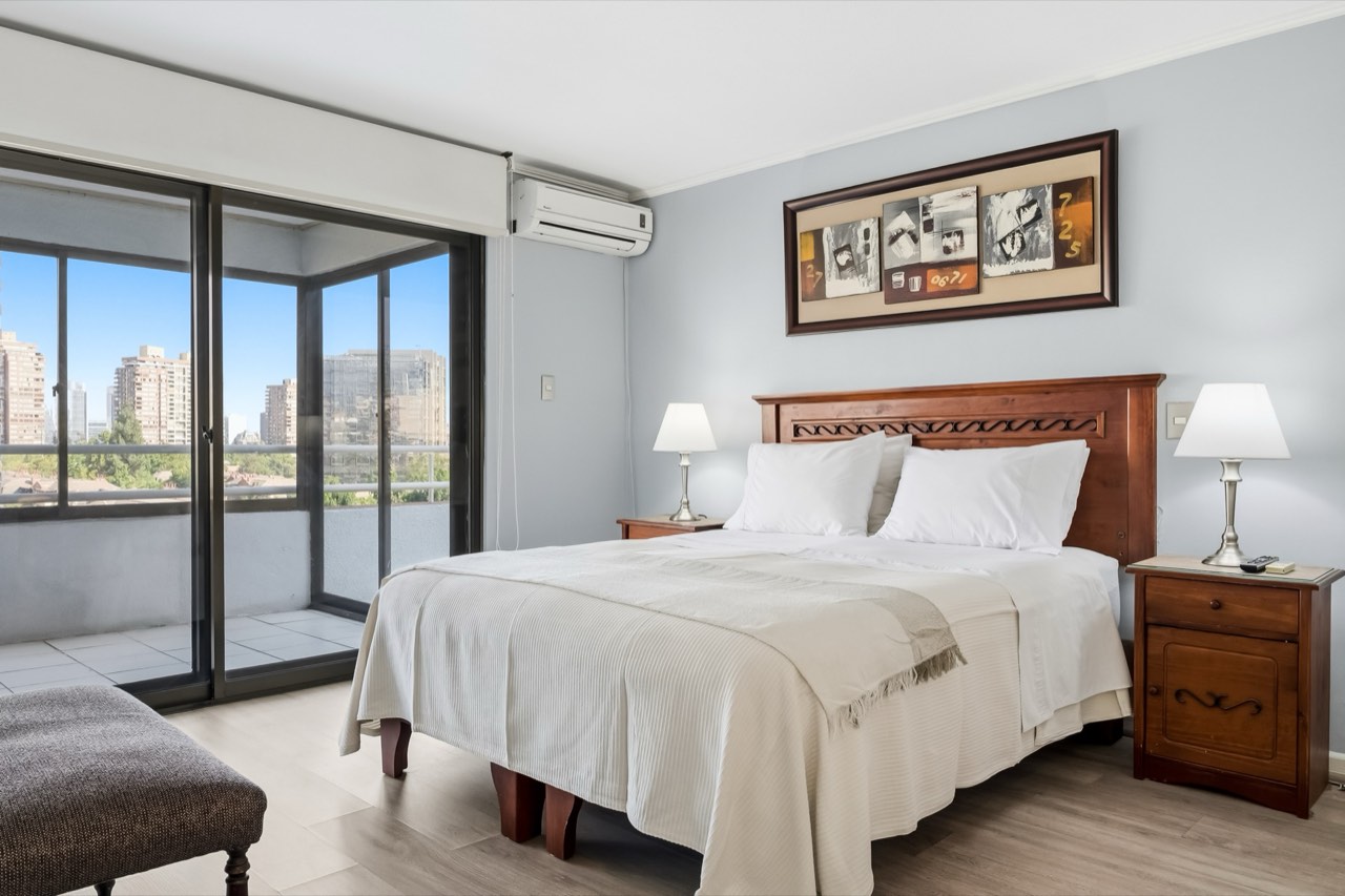 Dormitorio con acceso a balcón - Suite 801 Suites Vitacura