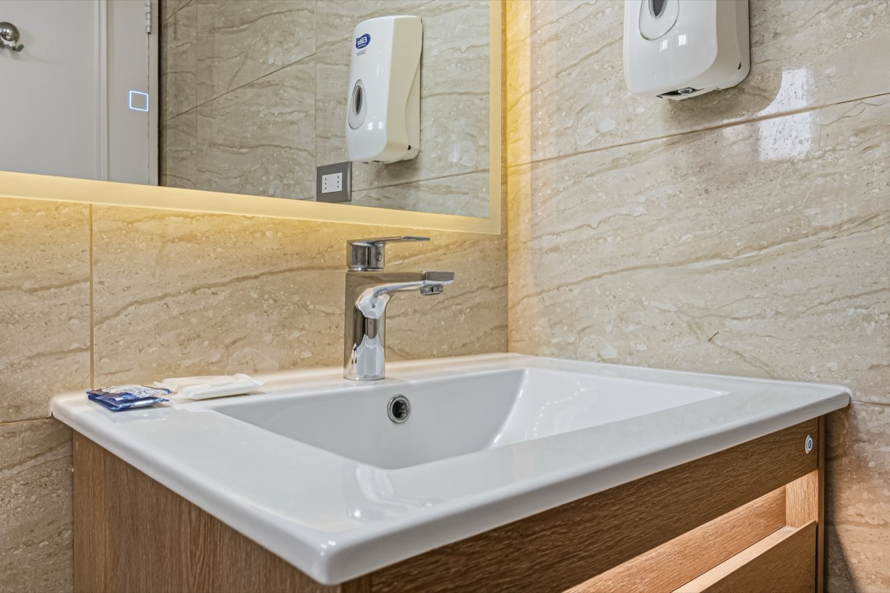 Baño con espejo LED iluminado - Suite 801 Suites Vitacura