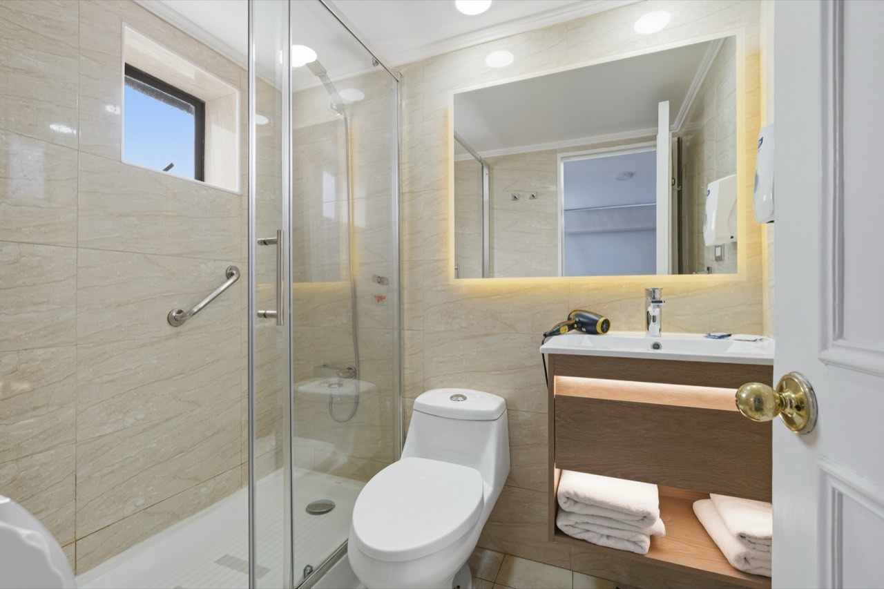 Baño moderno con ducha de vidrio - Suite 801 Suites Vitacura