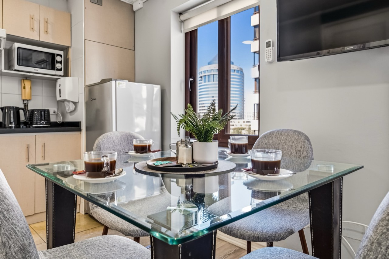 Comedor con vista a la ciudad de Santiago - Suite 803 Suites Vitacura
