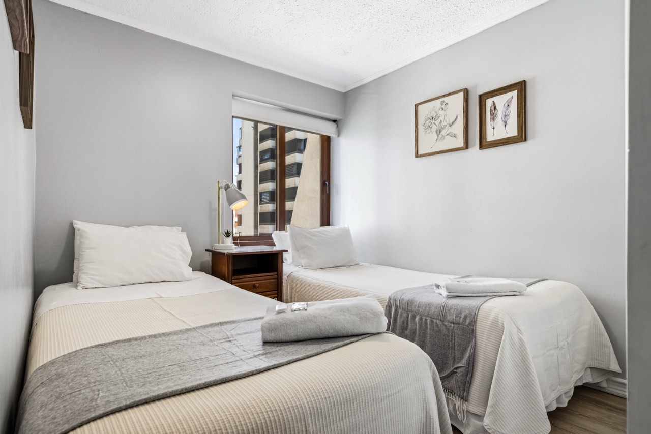 Dormitorio con dos camas individuales - Suite 803 Suites Vitacura