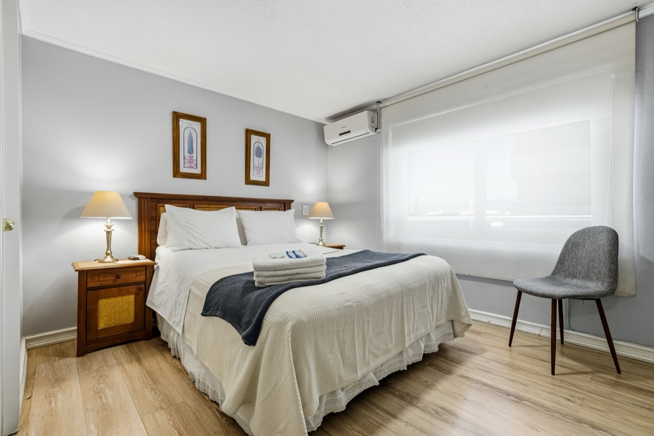 Dormitorio principal con cama matrimonial - Suite 803 Suites Vitacura