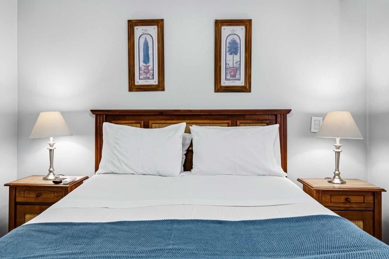 Detalle de cabecera con lámparas y arte - Suite 803 Suites Vitacura