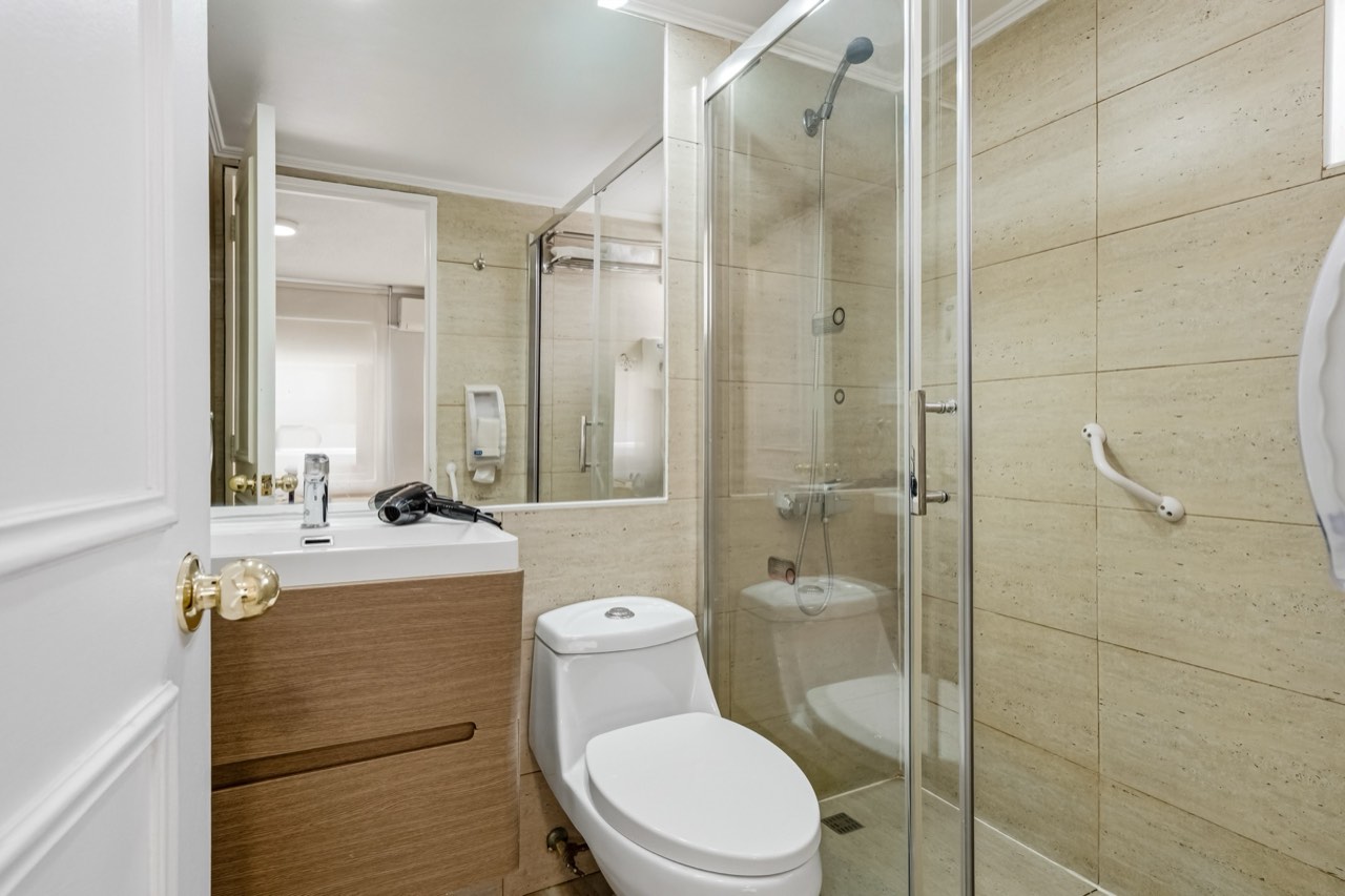 Baño con ducha, vanitorio y secador - Suite 803 Suites Vitacura