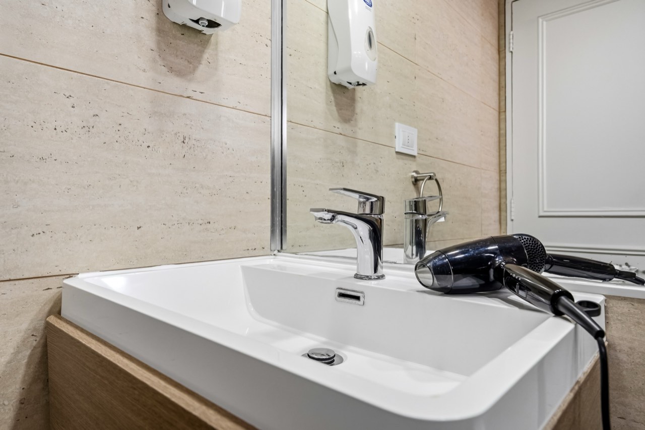 Detalle de cabecera con arte y veladores - Suite 803 Suites Vitacura