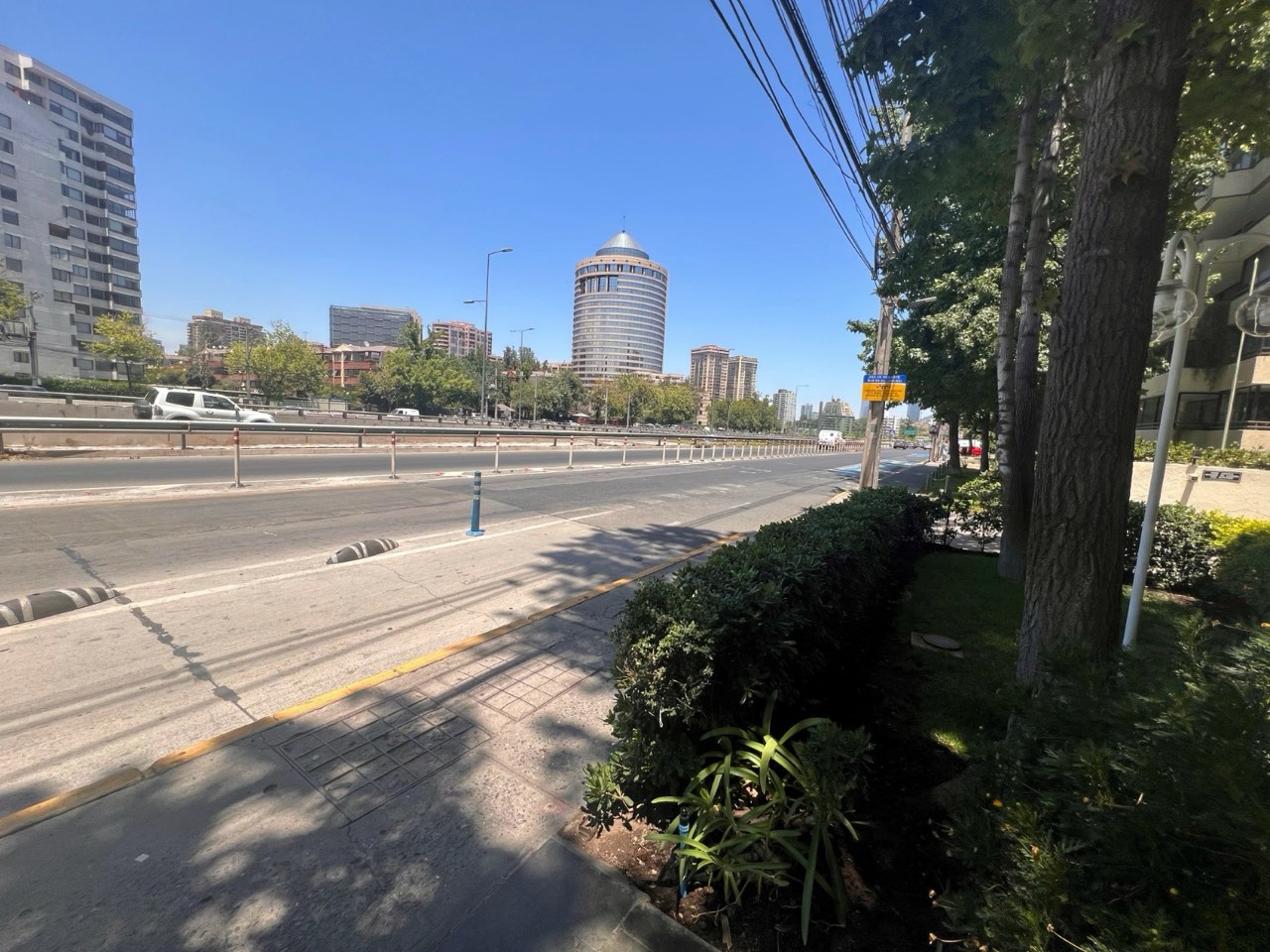 Vista de Avenida Kennedy y skyline de Santiago desde Suites Vitacura