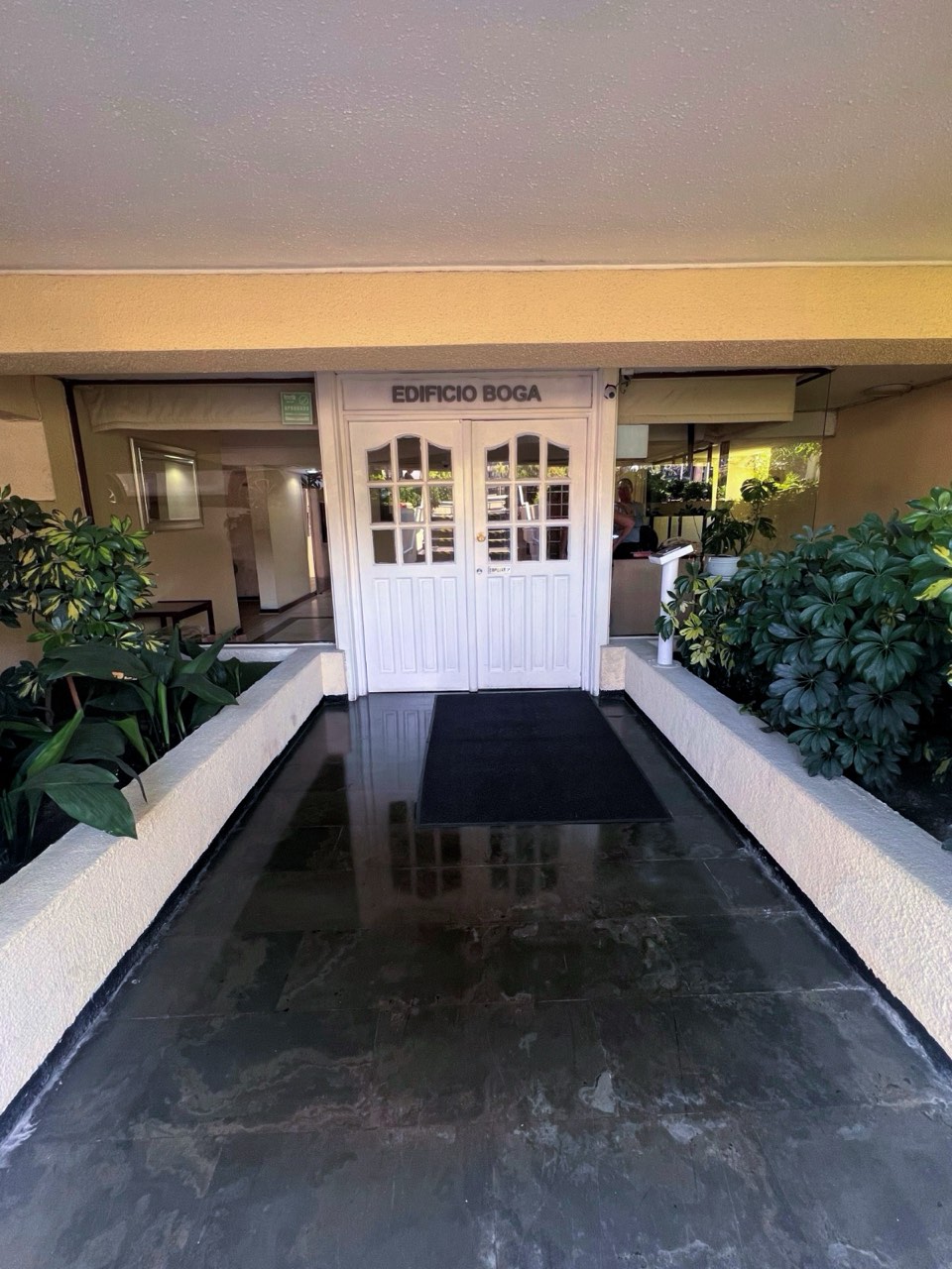 Entrada principal Edificio Boga con acceso cubierto - Suites Vitacura